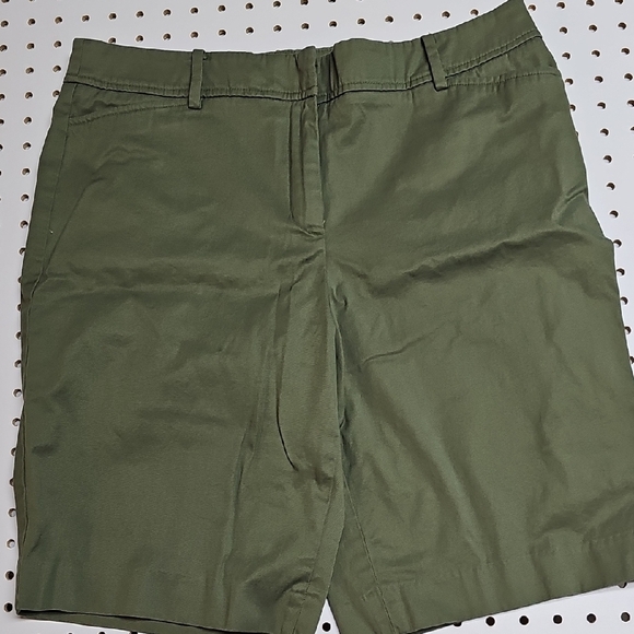 Talbots Perfect Shorts Sz 10 Moss Green - Picture 1 of 9